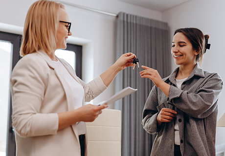 Schlüsselübergabe Vermieter und Mieter | Wohnung mieten Würzburg