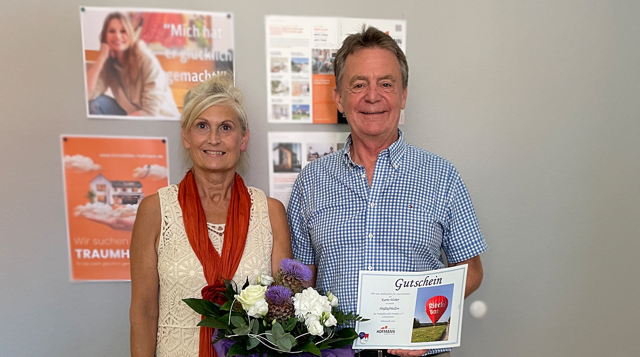 Herr Hofmann und Karin Weber mit Gutschein 25 jähriges Karin Weber