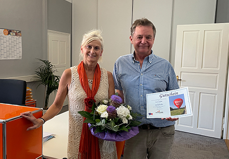Herr Hofmann und Karin Weber mit Gutschein 25 jähriges Karin Weber
