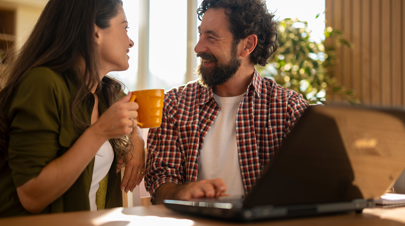 Ehepaar fröhlich am Laptop | Immobilienberatung Schweinfurt