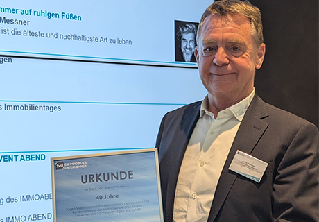 Herr Hofmann erhält Urkunde | Bester Immobilienmakler Bad Kissingen