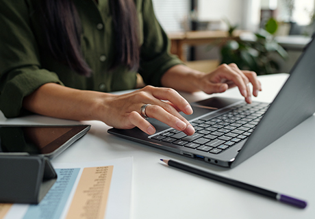 Arbeit an Laptop | Wie viel ist mein Haus in Bad Kissingen wert