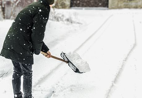 Schneeschaufelnde Person | Hausverwaltung Bad Kissingen