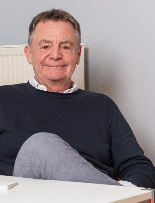 Herr Hofmann sitzend | Gewerbeimmobilie Schweinfurt / Bad Kissingen